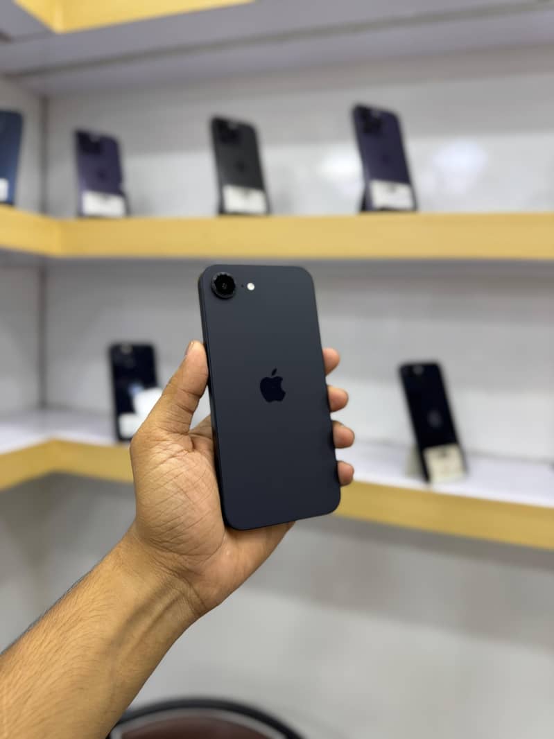 Apple iPhone 16e 0