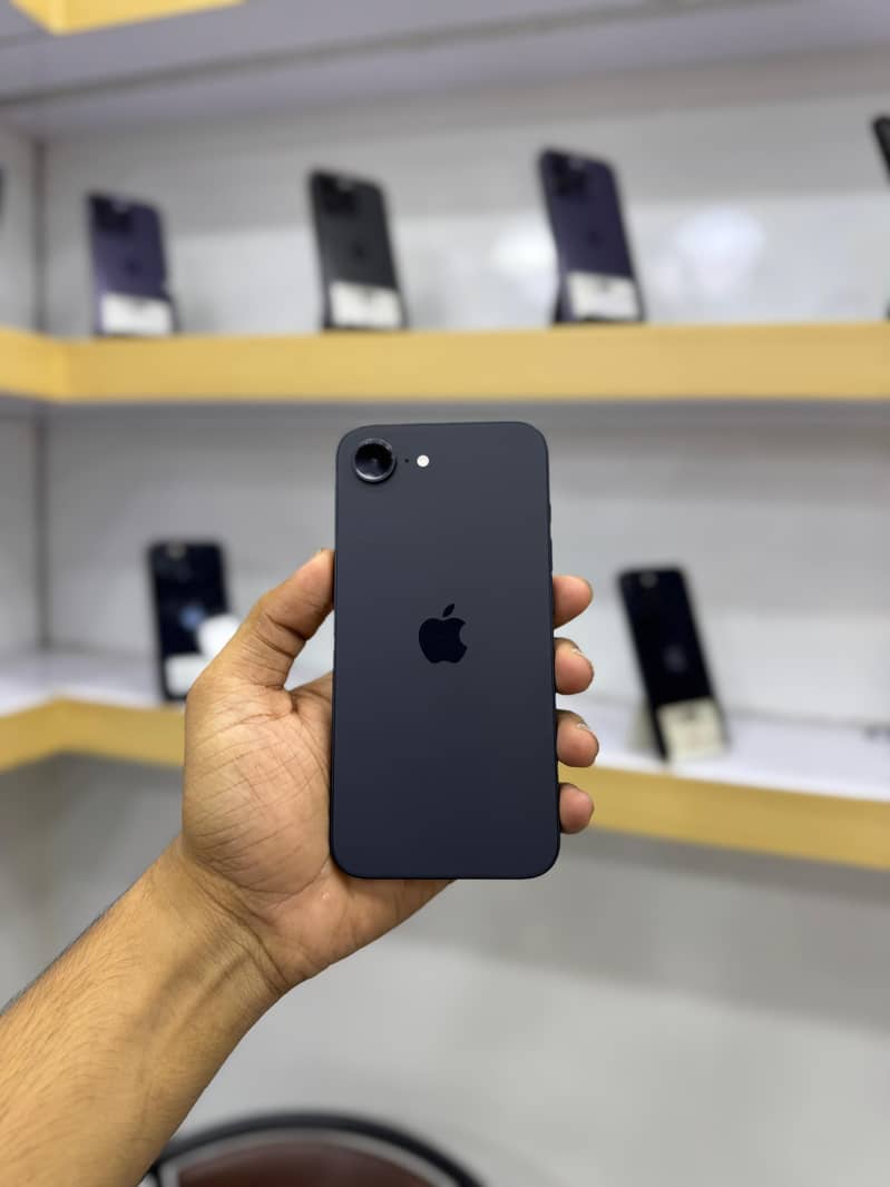 Apple iPhone 16e 1