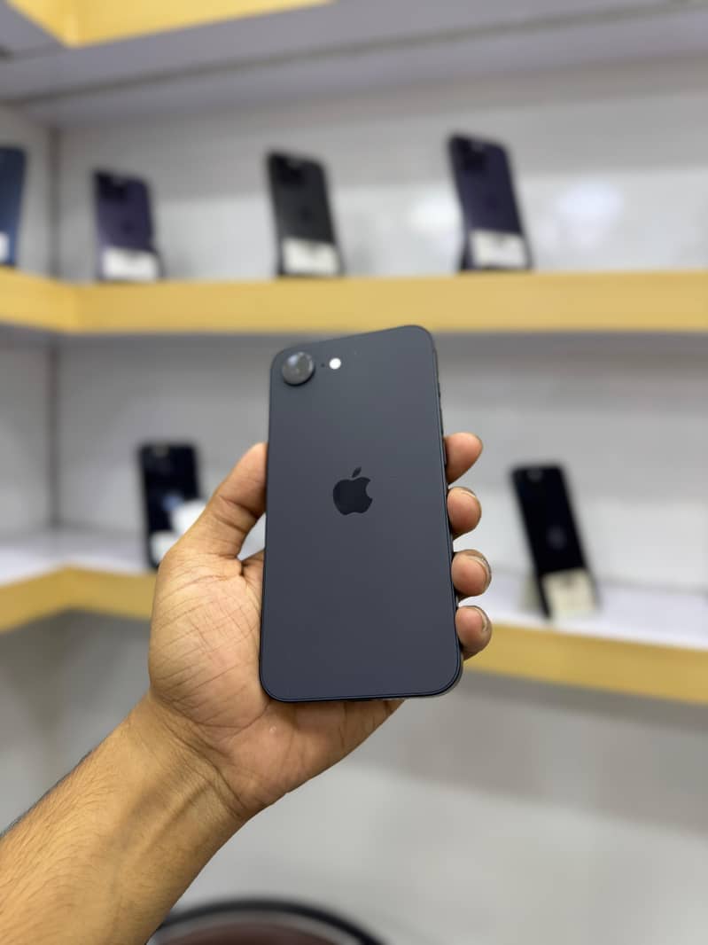Apple iPhone 16e 2