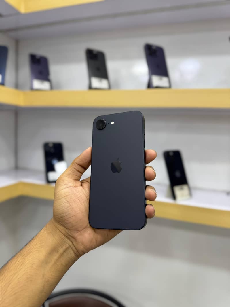 Apple iPhone 16e 3