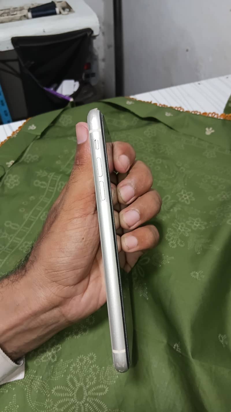 Apple iPhone 11 4