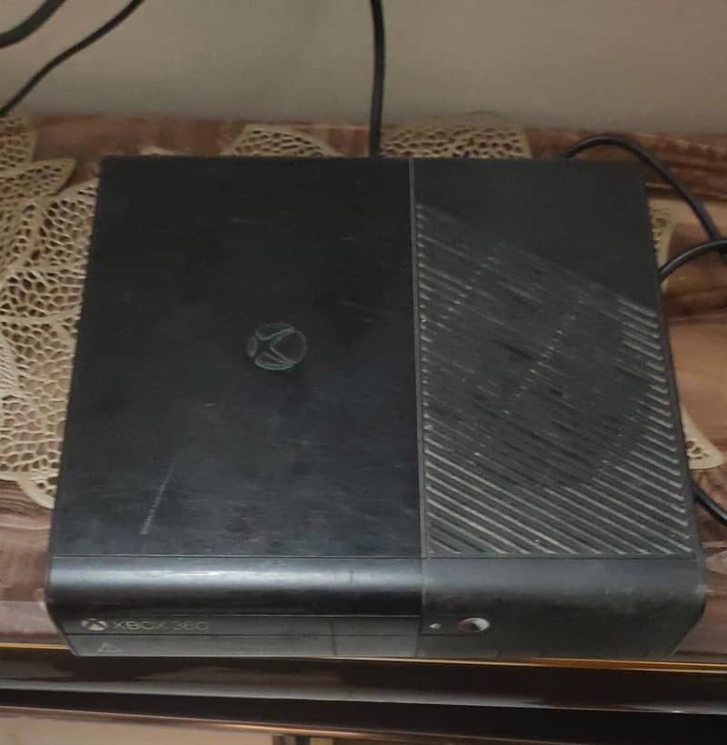 Xbox 360 E Consule complete 1