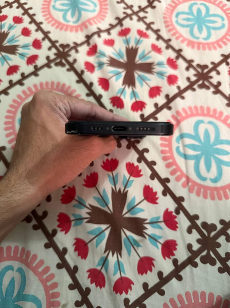 Apple iPhone 15 4