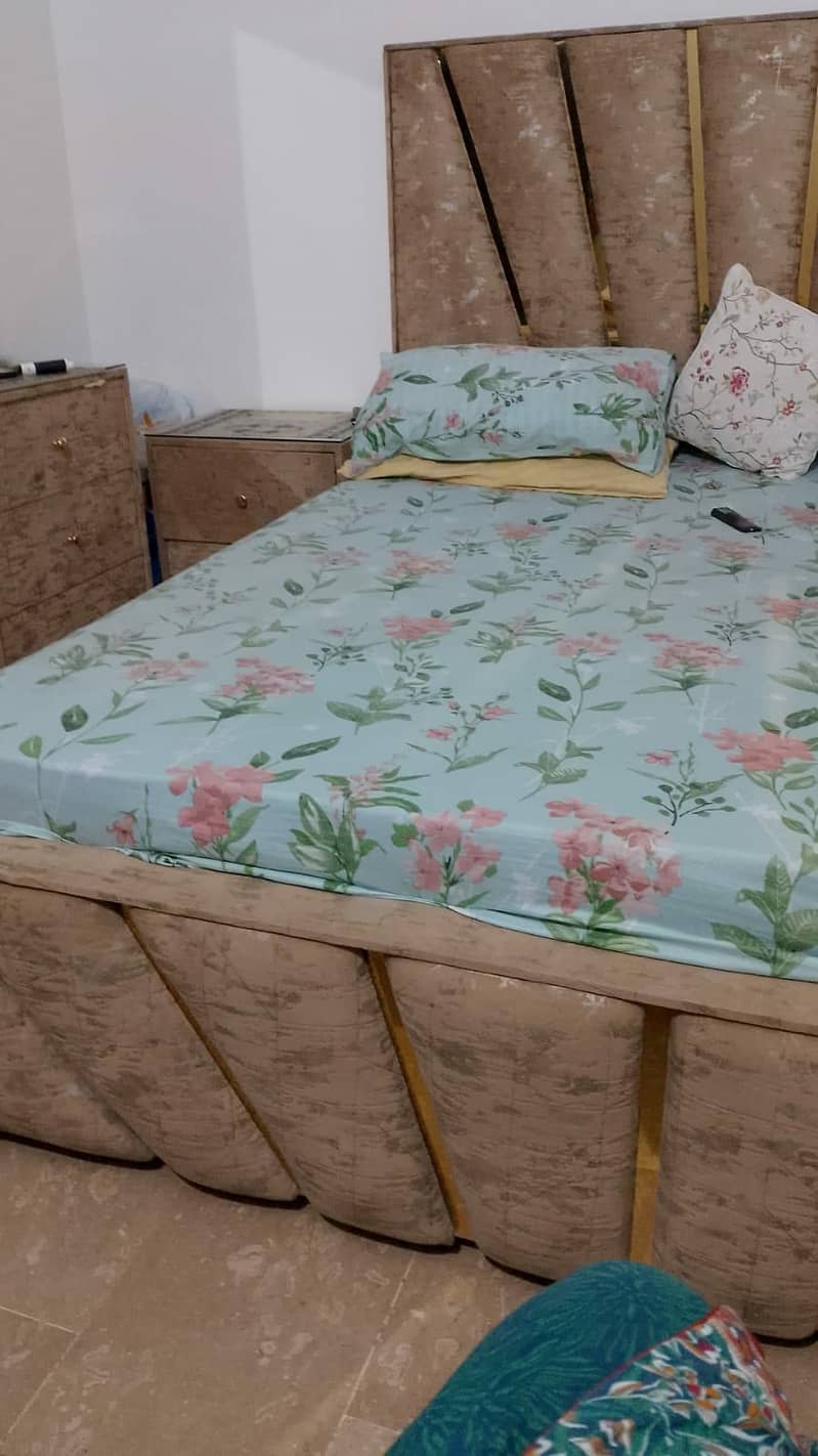 Bed and dressing table 0