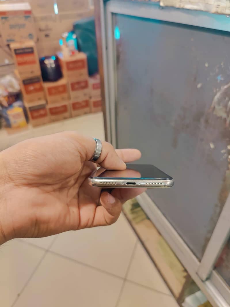 Apple iPhone X 4
