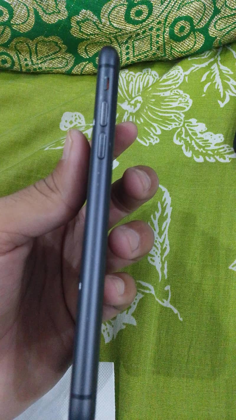 Apple iPhone 11 3