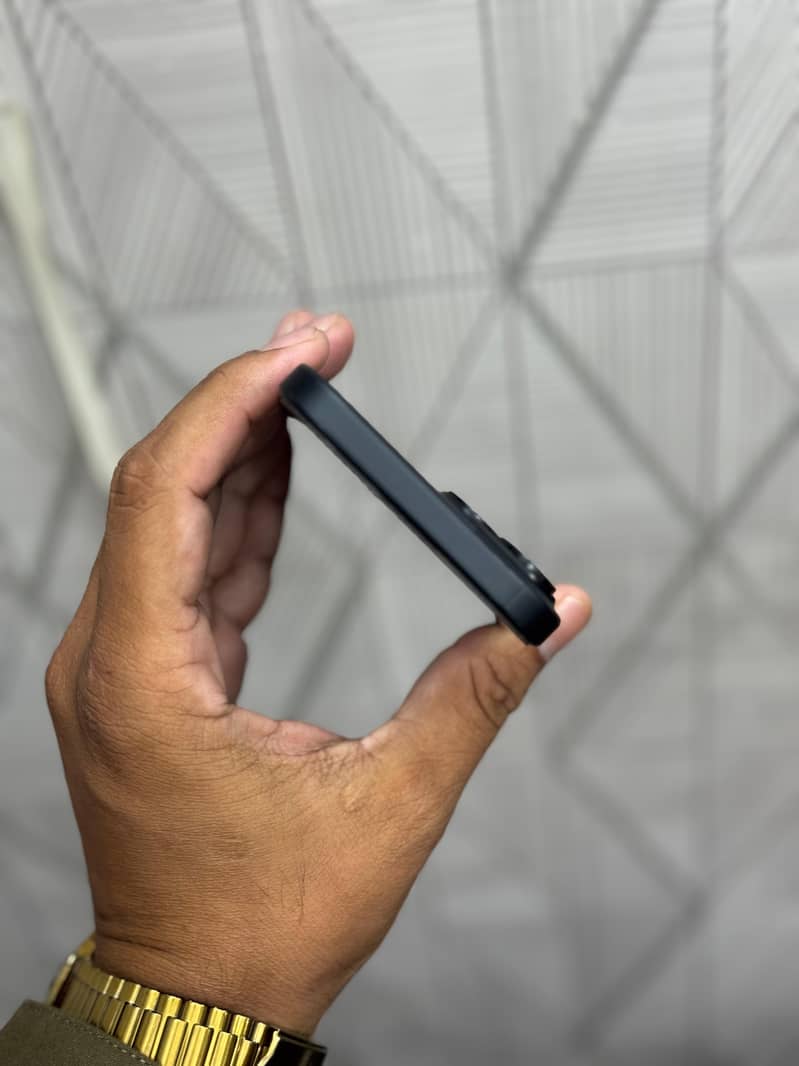 iPhone  15 4