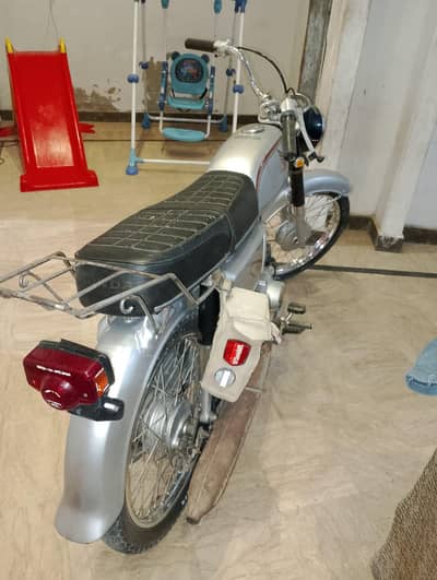 HONDA C70 Japani model 1979 sealed chamber Karachi num old is gold