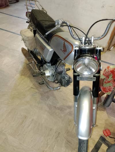 HONDA C70 Japani model 1979 sealed chamber Karachi num old is gold