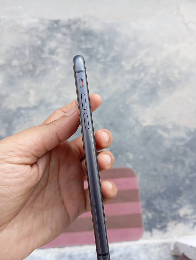 Apple iPhone 11 3