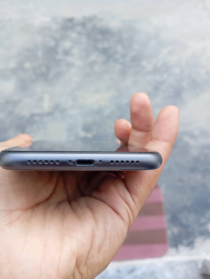 Apple iPhone 11 4