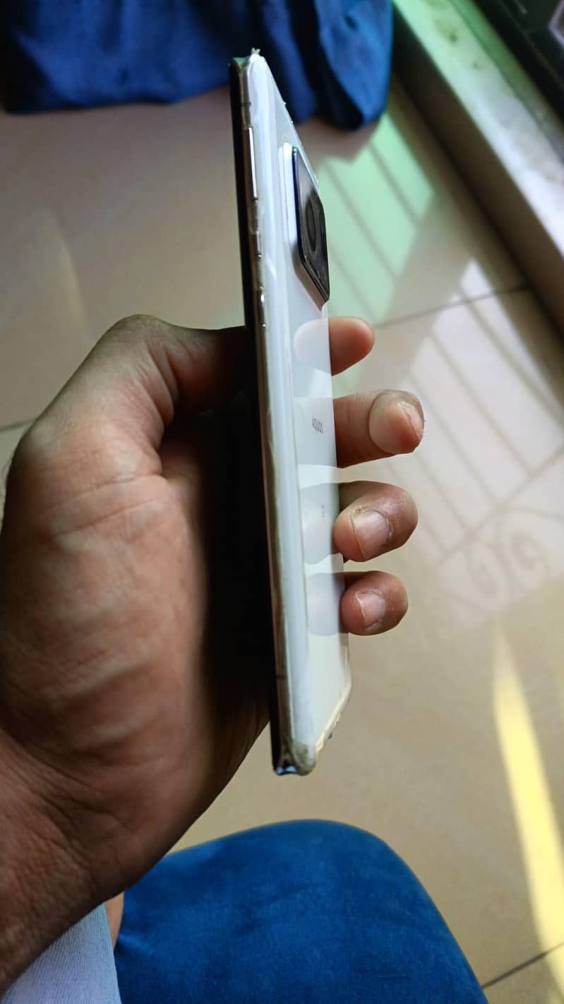 Sharp Aquos R6 3
