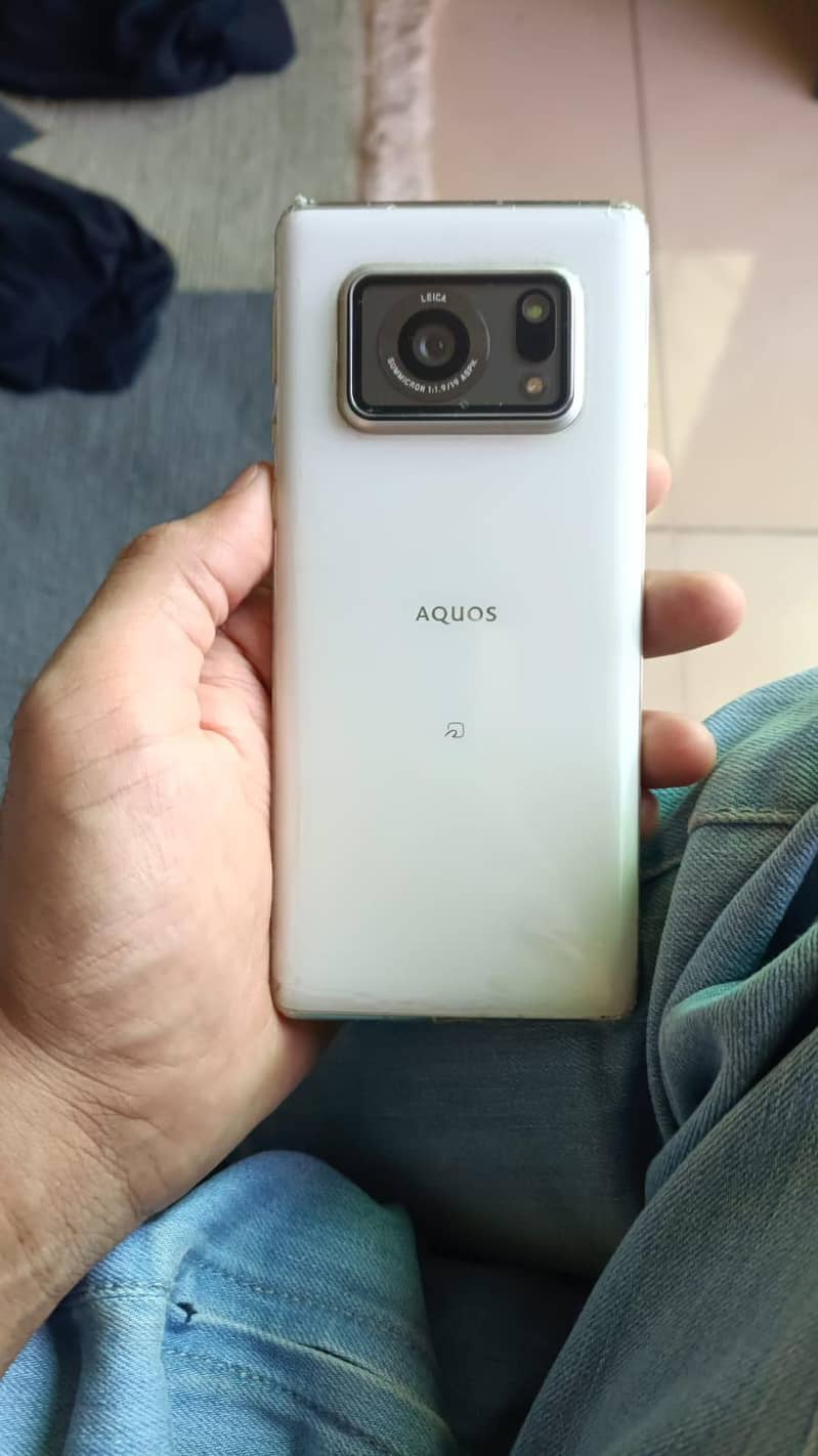 Sharp Aquos R6 4