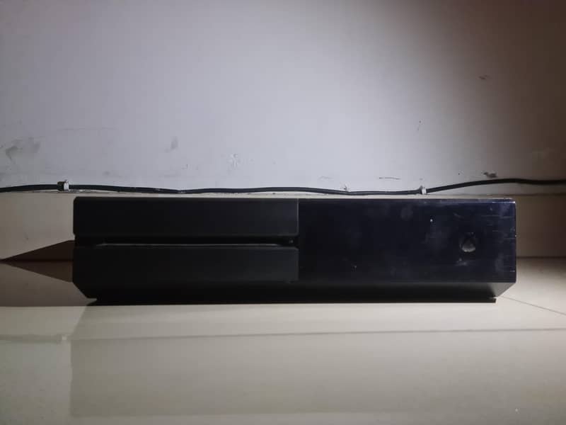 xbox one console and controller 2