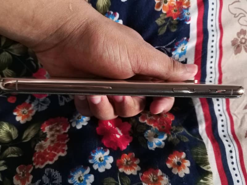 Apple iPhone XS Max 3