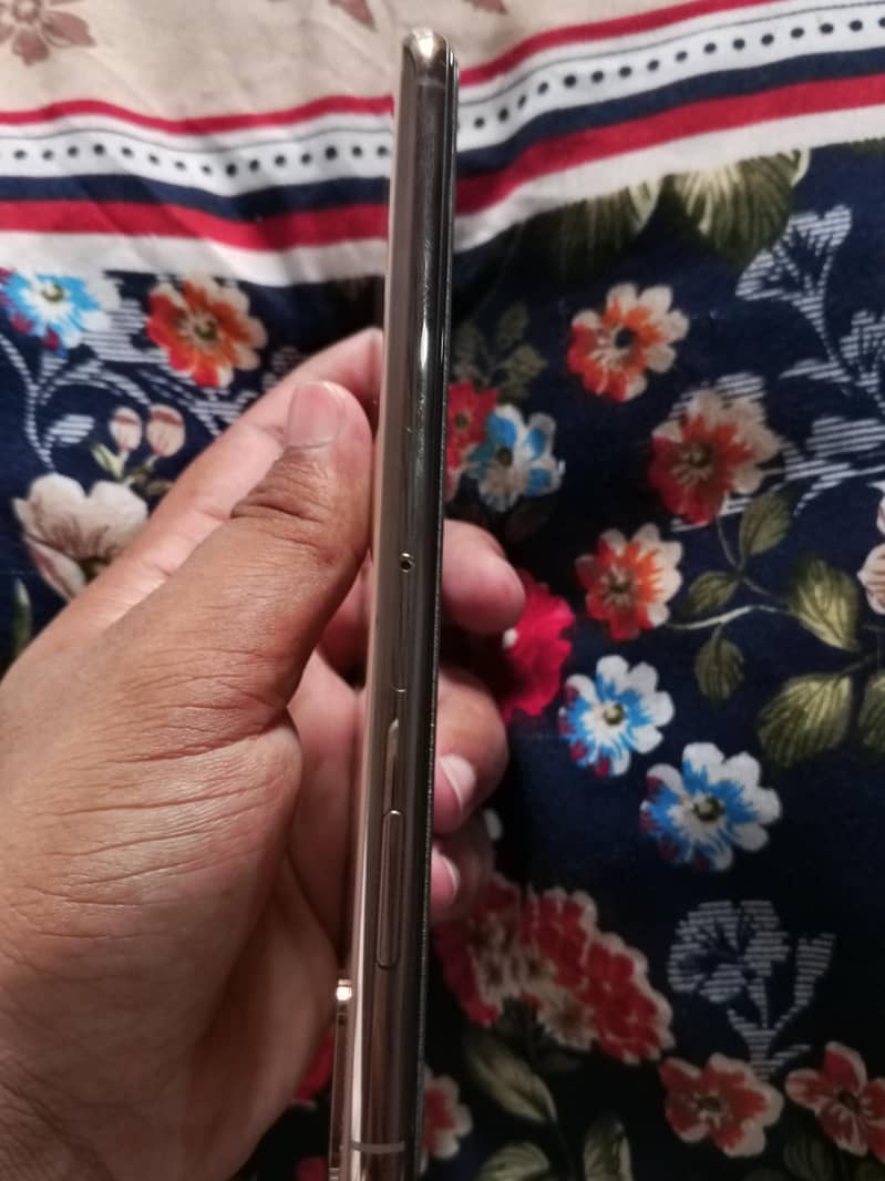 Apple iPhone XS Max 4