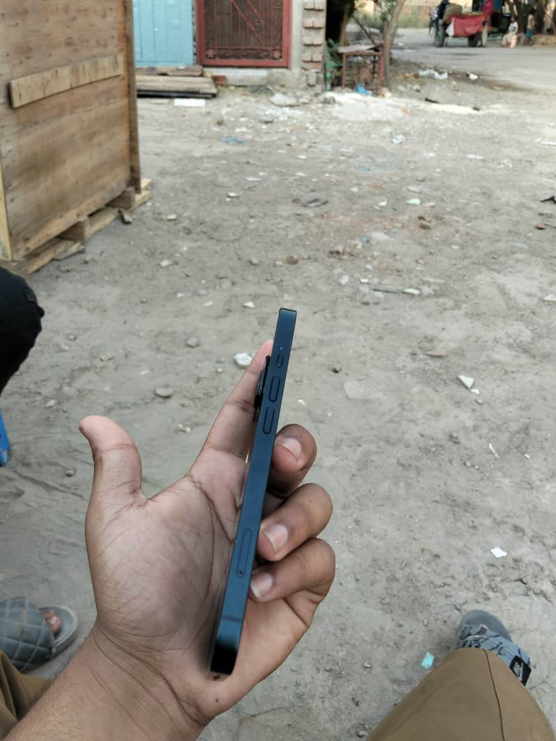 Apple iPhone 13 2