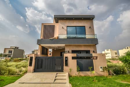 5 MARLA BRAND NEW STYLISH MODERN DESIGNER HOUSE FOR SALE NEAR TO PARK