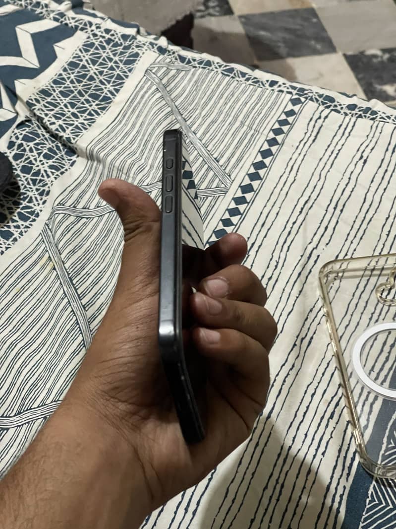 Apple iPhone 16 2