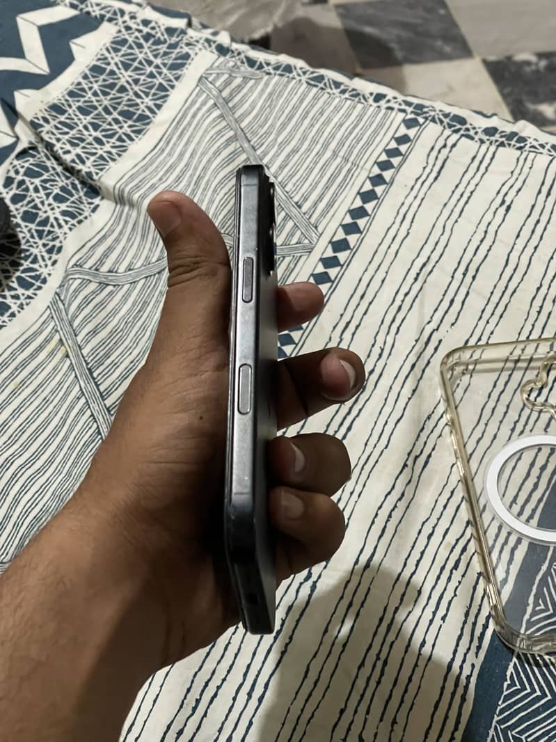 Apple iPhone 16 3