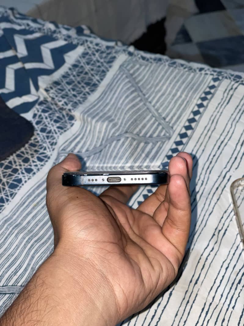 Apple iPhone 16 6