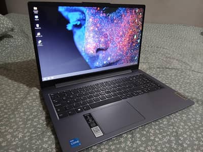 Lenovo IdeaPad Slim 3i with Box