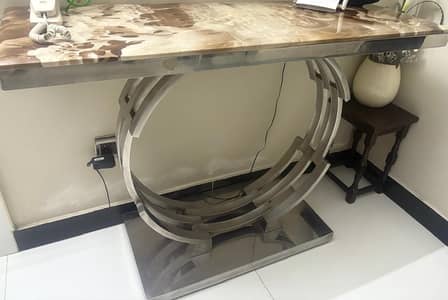 Hanging Glass with Luxury Console