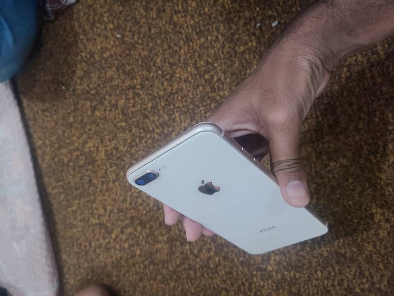 Apple iPhone 8 Plus 1