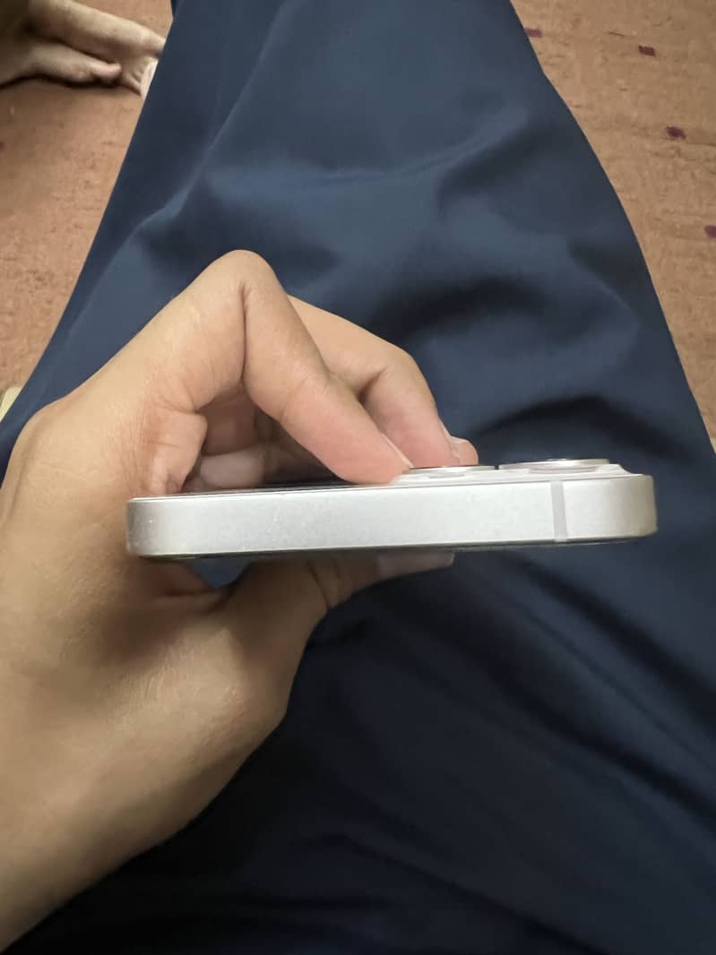 Apple iPhone 13 5