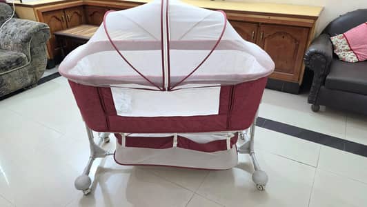 Adjustable baby cot with net