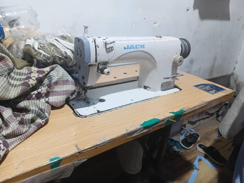 Jack sewing machine with table 1