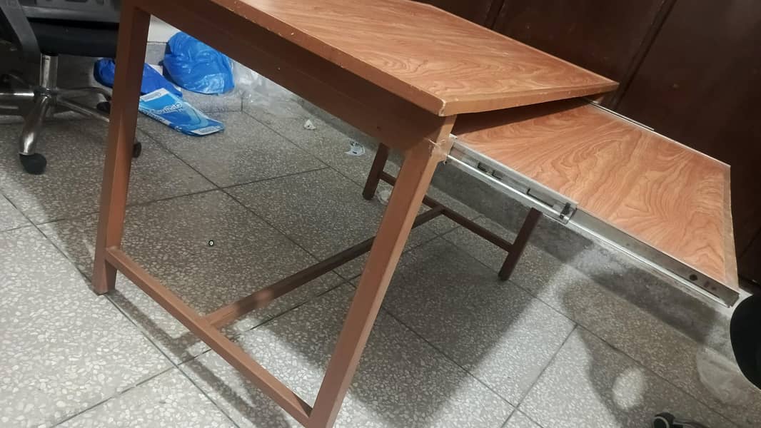 Computer Table with Keyboard Tray 1