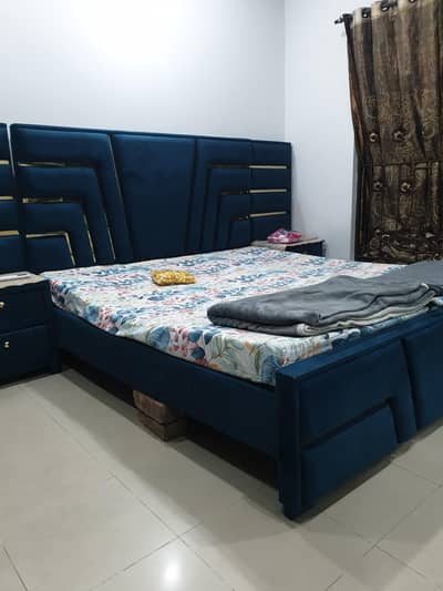 BED WITH SIDE TABLES