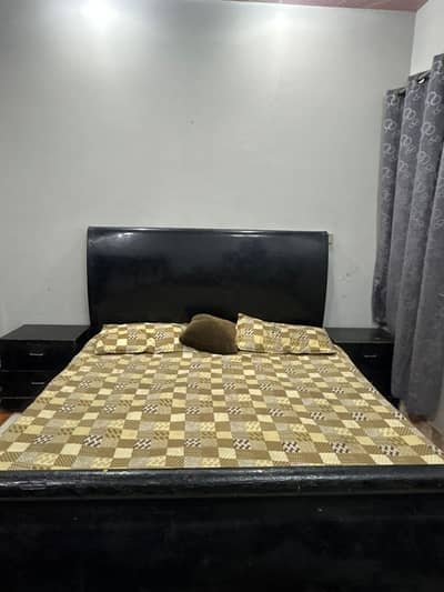 1 king size bed 2 side tables and 1 dressing table