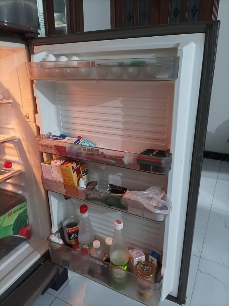 Dawlance Medium Size Fridge 3