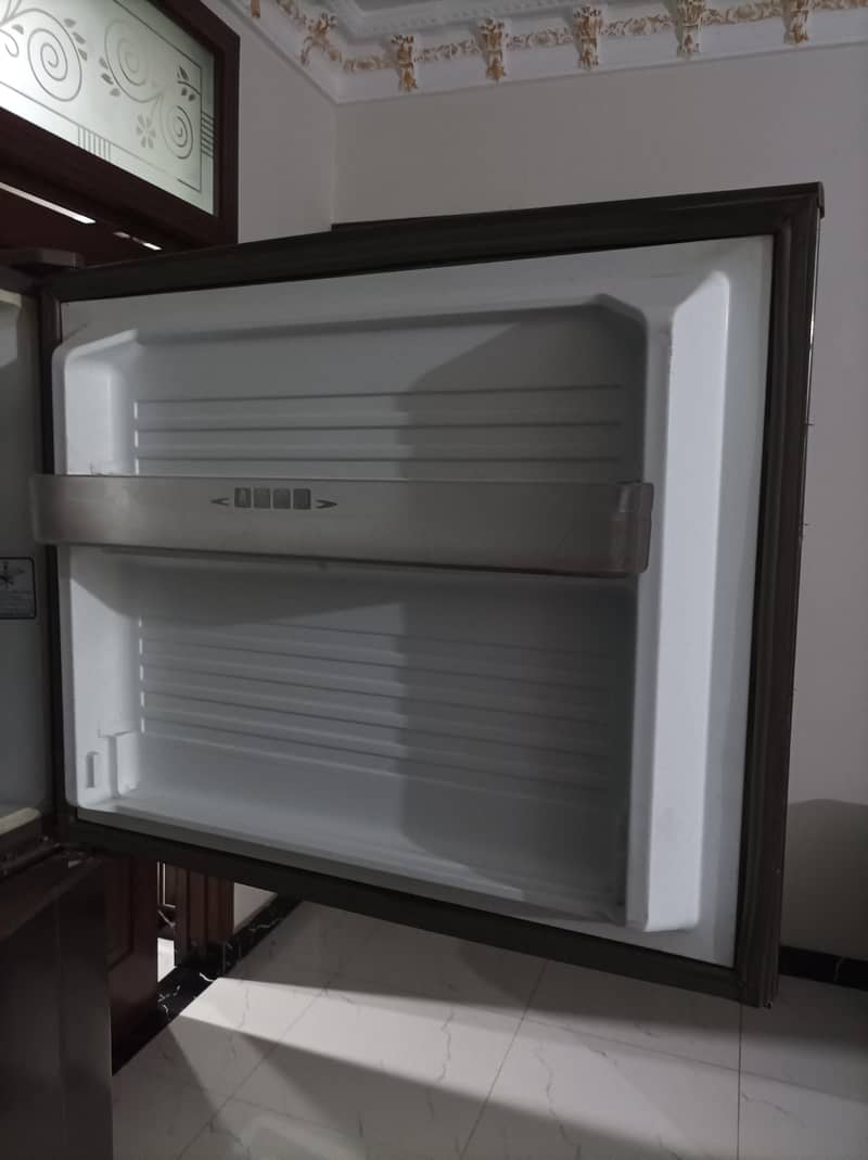 Dawlance Medium Size Fridge 4