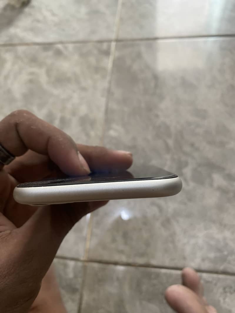 Apple iPhone 11 4