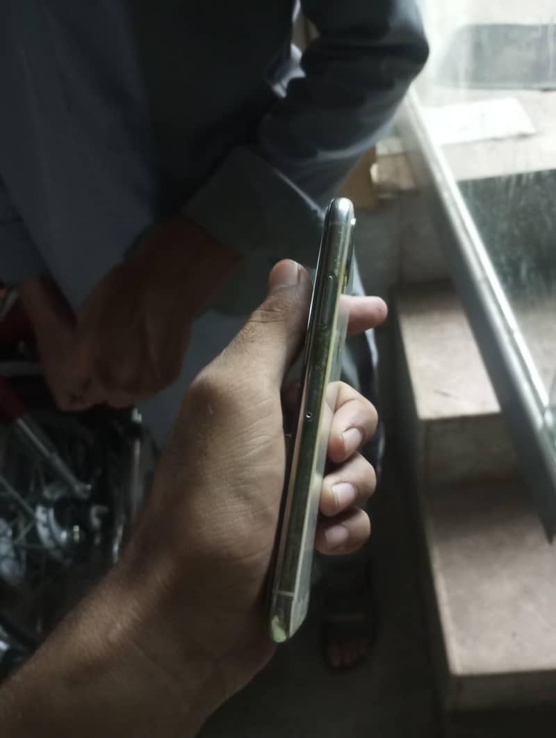 Apple iPhone X 3