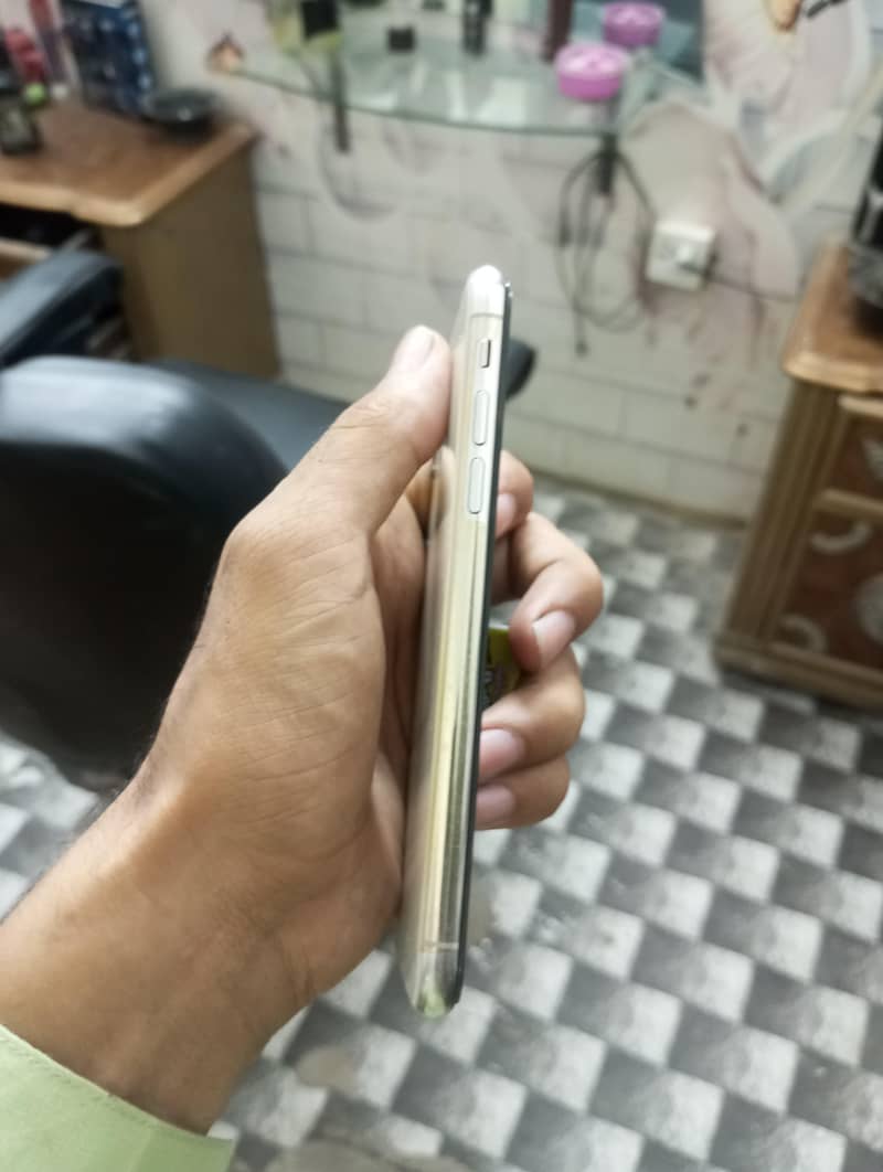 Apple iPhone X 4