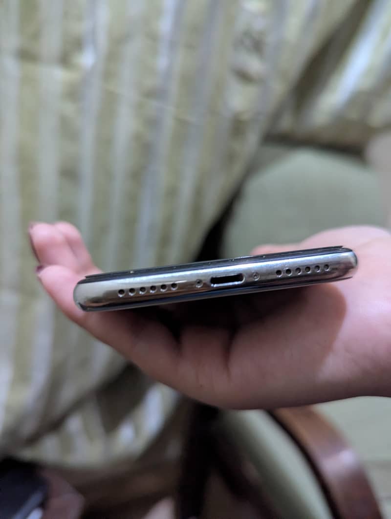 Apple iPhone X 4