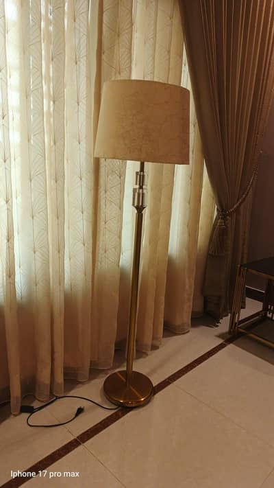 FLOOR LAMP