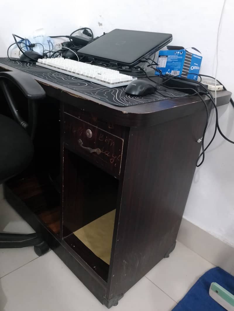 Computer table 0