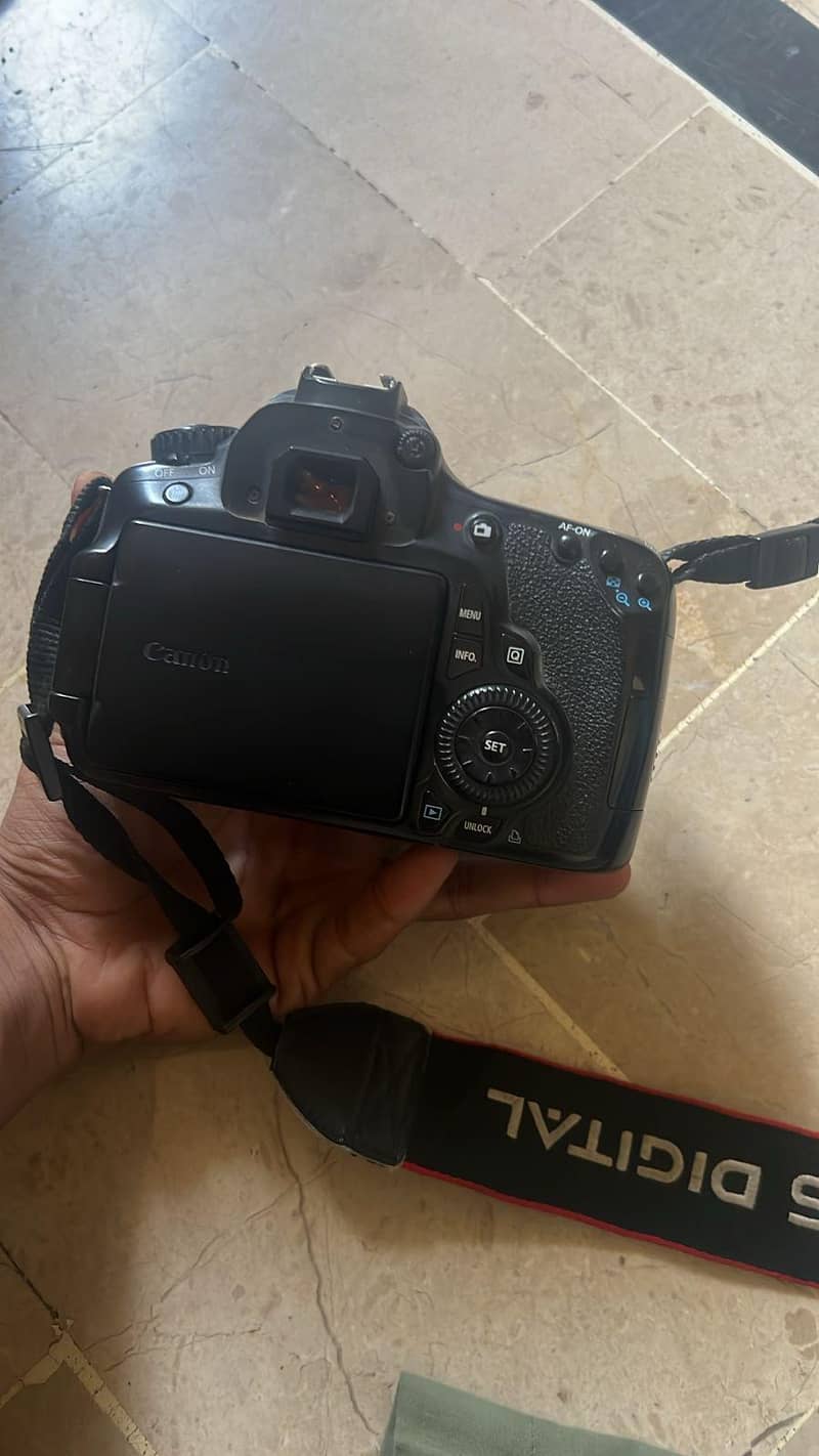 DSLR camera 0
