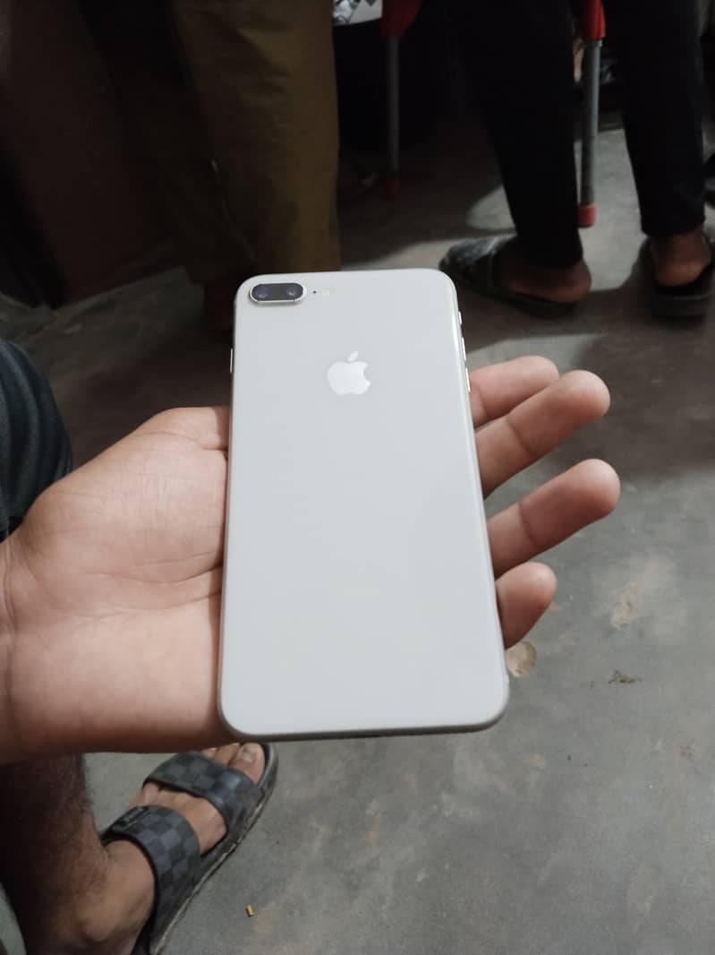 Apple iPhone 8 Plus 1