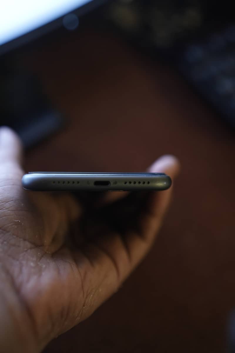 Apple iPhone 11 4
