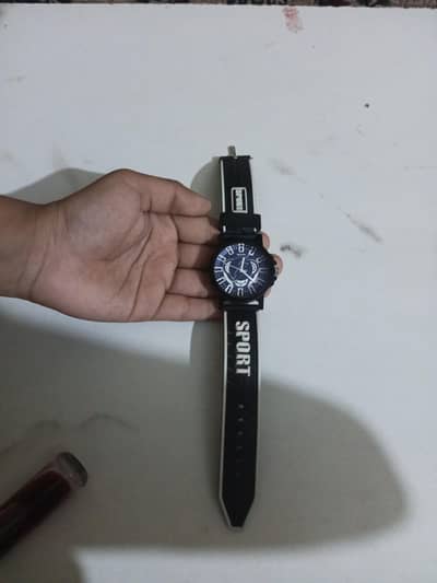 woh thodi hai na kharab tuti futi hai isliye iski kam price