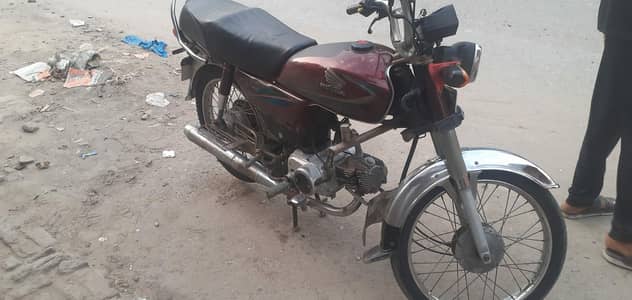 Honda CD 70 16÷17 model koi km ni hona wala copy later ok 03038356796