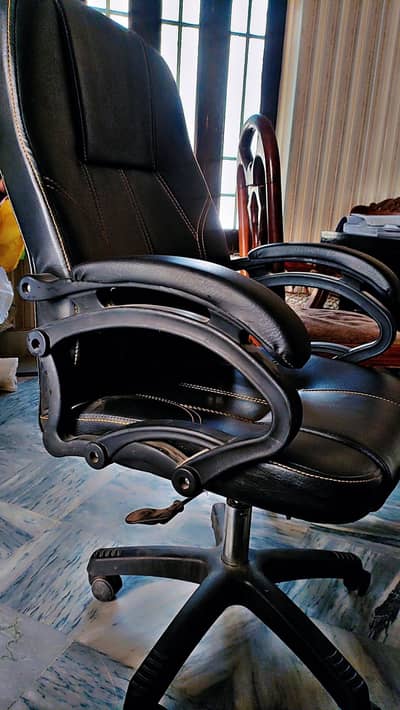 Executive office chair 10 by 10 condition