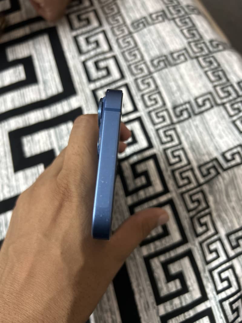 Apple iPhone 13 2
