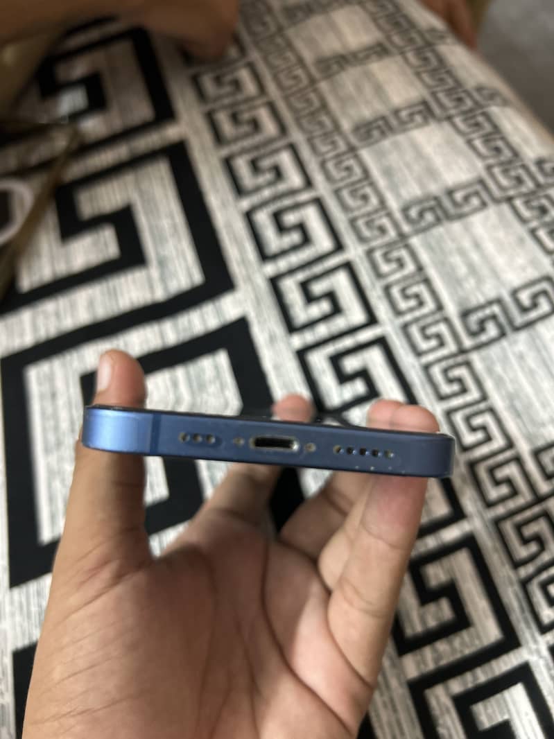 Apple iPhone 13 4
